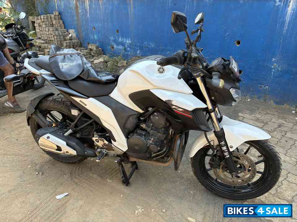Bluish White Yamaha FZ25 Bluish White Yamaha FZ25