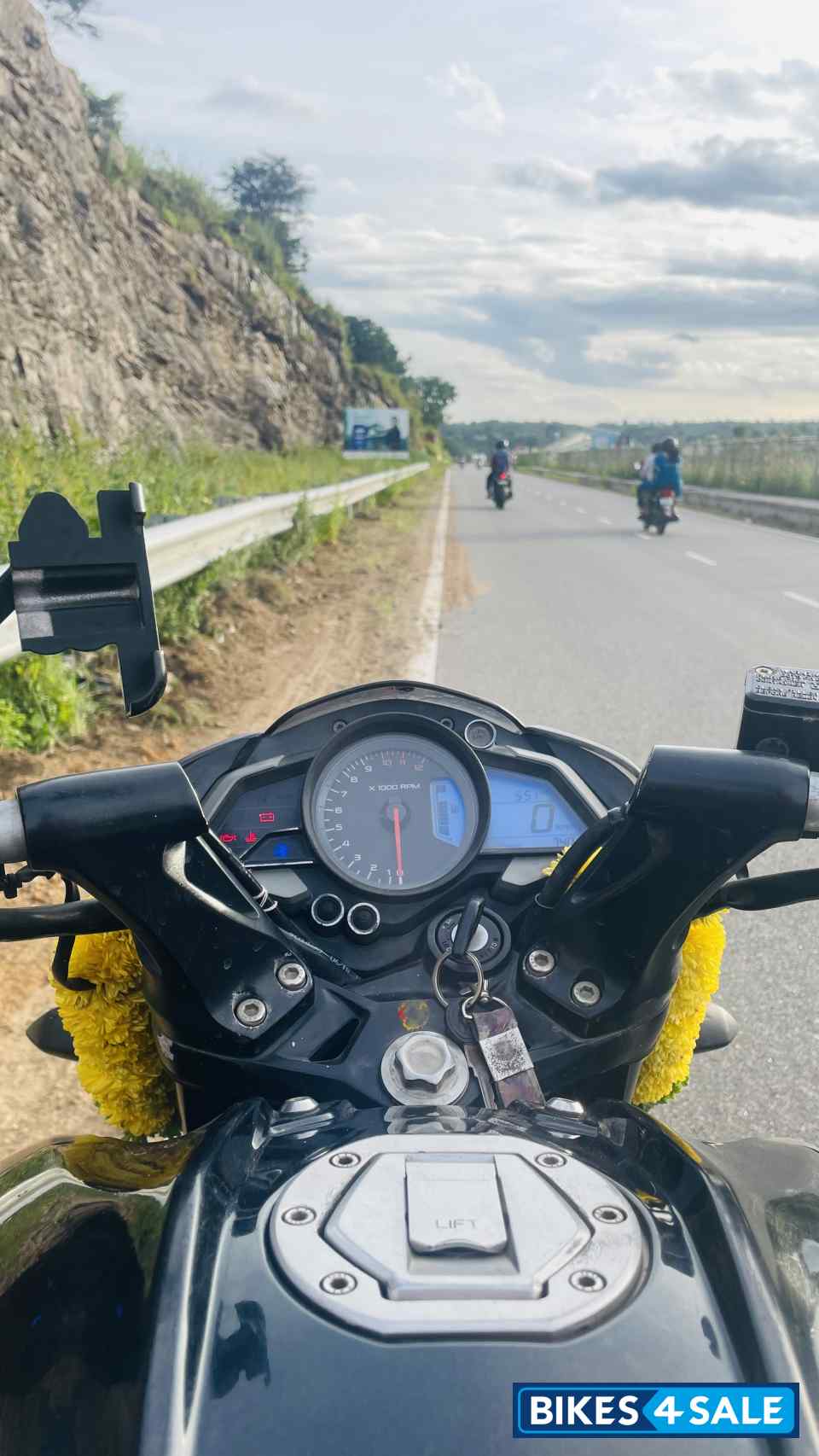 Black Bajaj Pulsar 200 NS