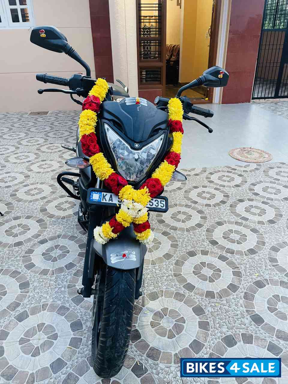 Black Bajaj Pulsar 200 NS Black Bajaj Pulsar 200 NS