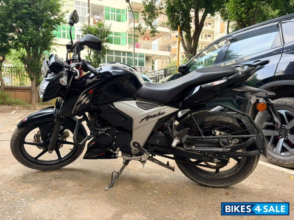 Black TVS Apache RTR 160 4V
