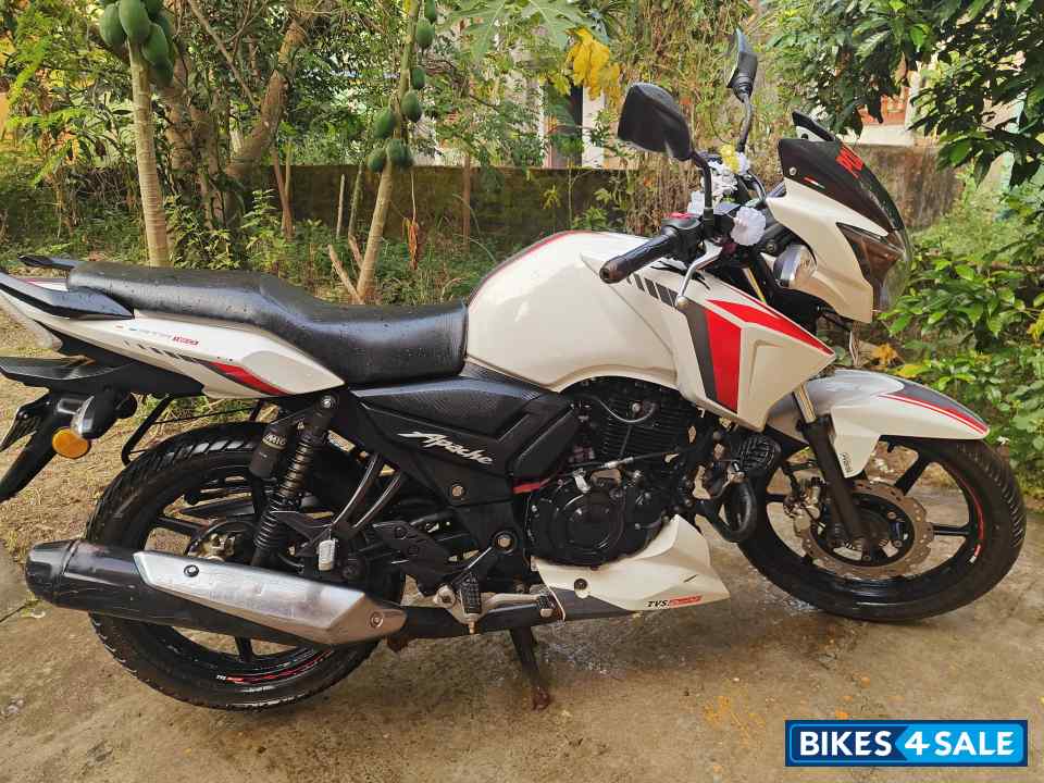 White TVS Apache RTR 160 BS VI