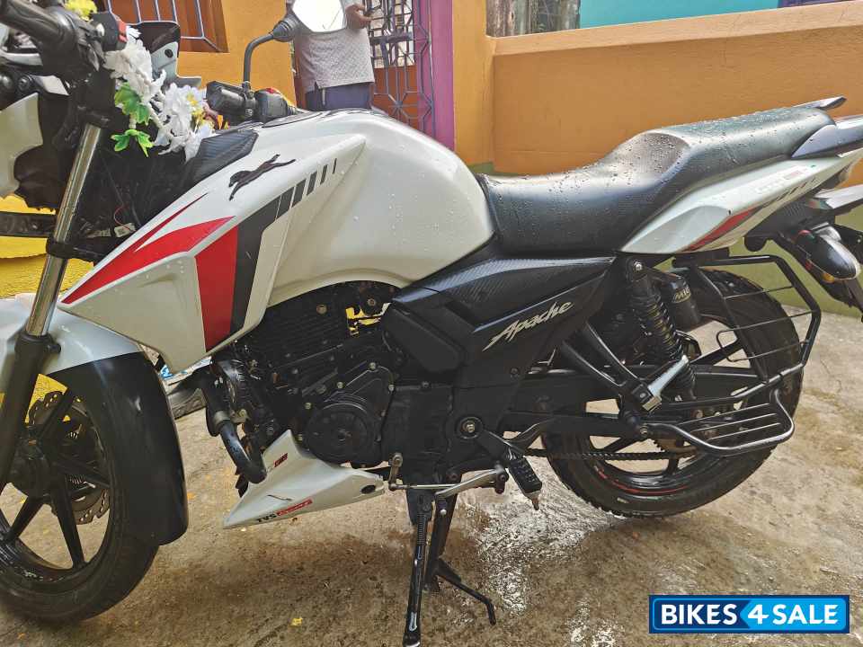 White TVS Apache RTR 160 BS VI White TVS Apache RTR 160 BS VI