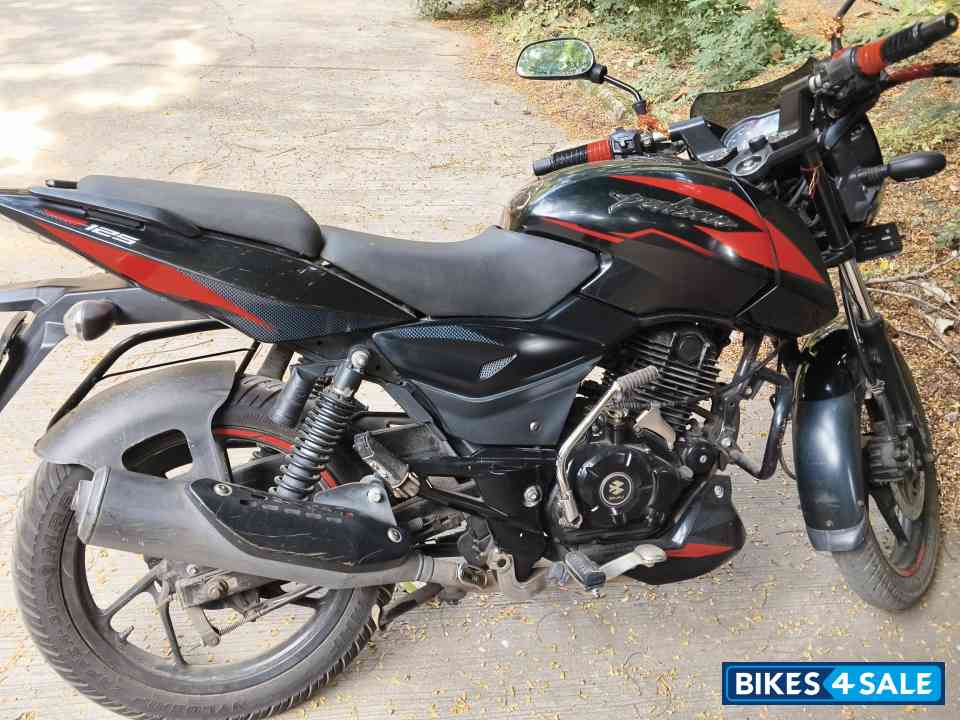 Red Black Bajaj Pulsar 125 Carbon Fibre Disc Split Seat