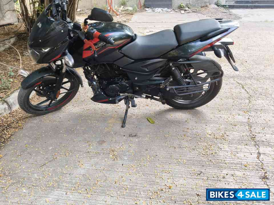Red Black Bajaj Pulsar 125 Carbon Fibre Disc Split Seat Red Black Bajaj Pulsar 125 Carbon Fibre Disc Split Seat