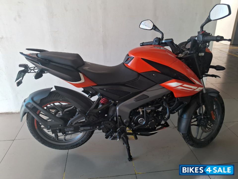 Orange Bajaj Pulsar NS125 BS6