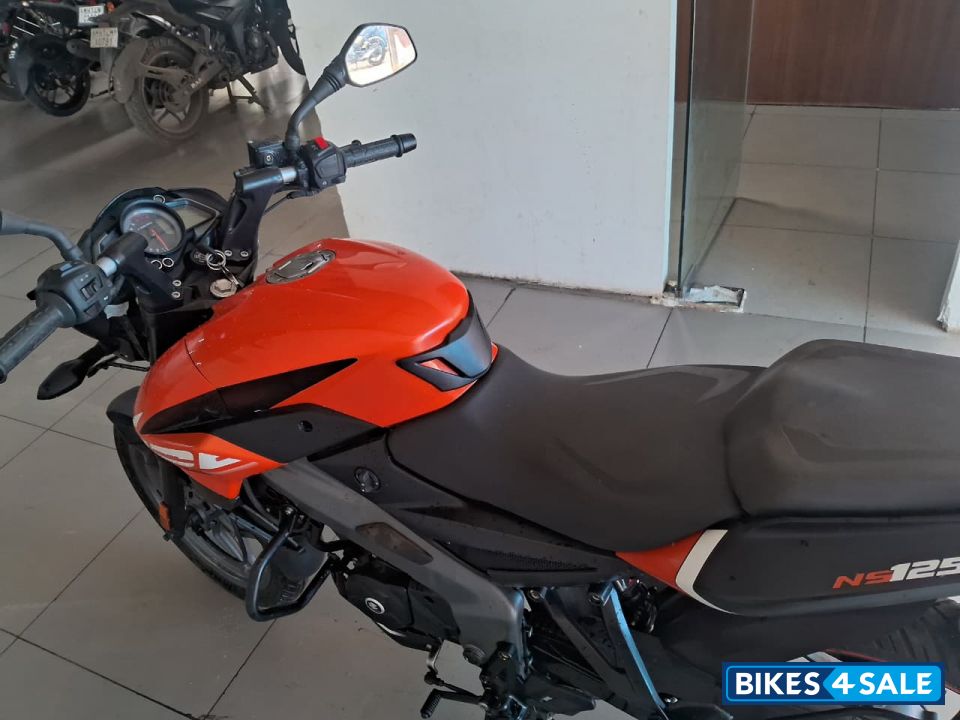 Orange Bajaj Pulsar NS125 BS6