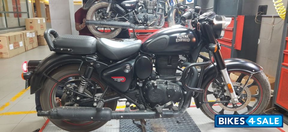 Black Royal Enfield Classic Stealth Black