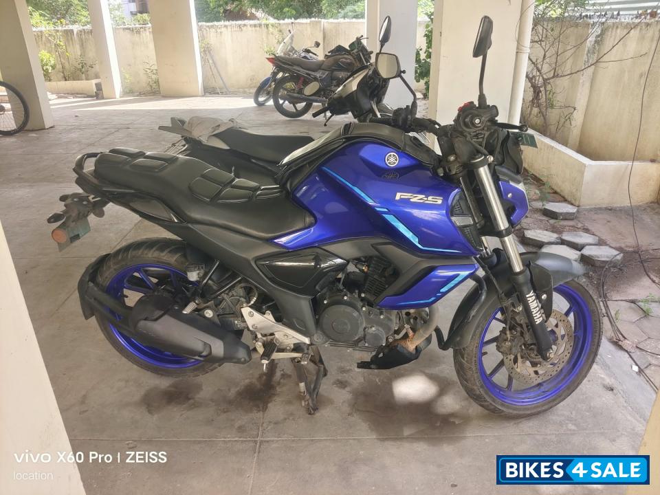 Blue Yamaha FZ-S FI Hybrid