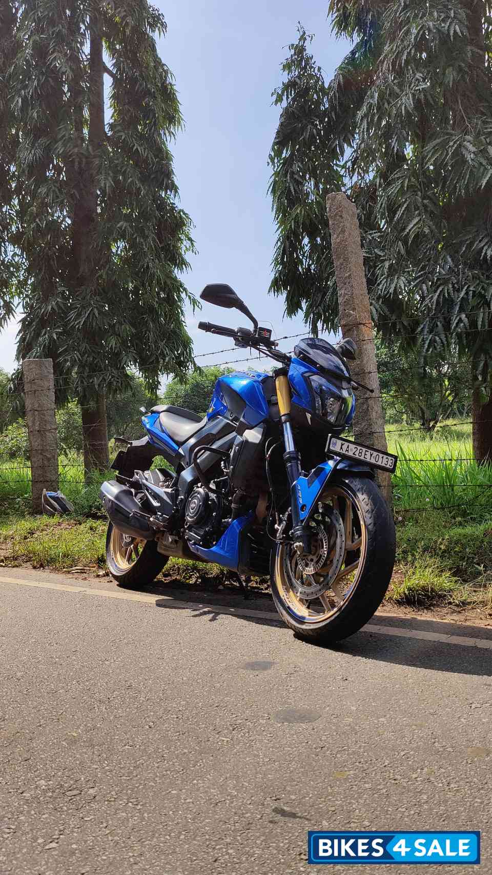 Glacier Blue Bajaj Dominar 400