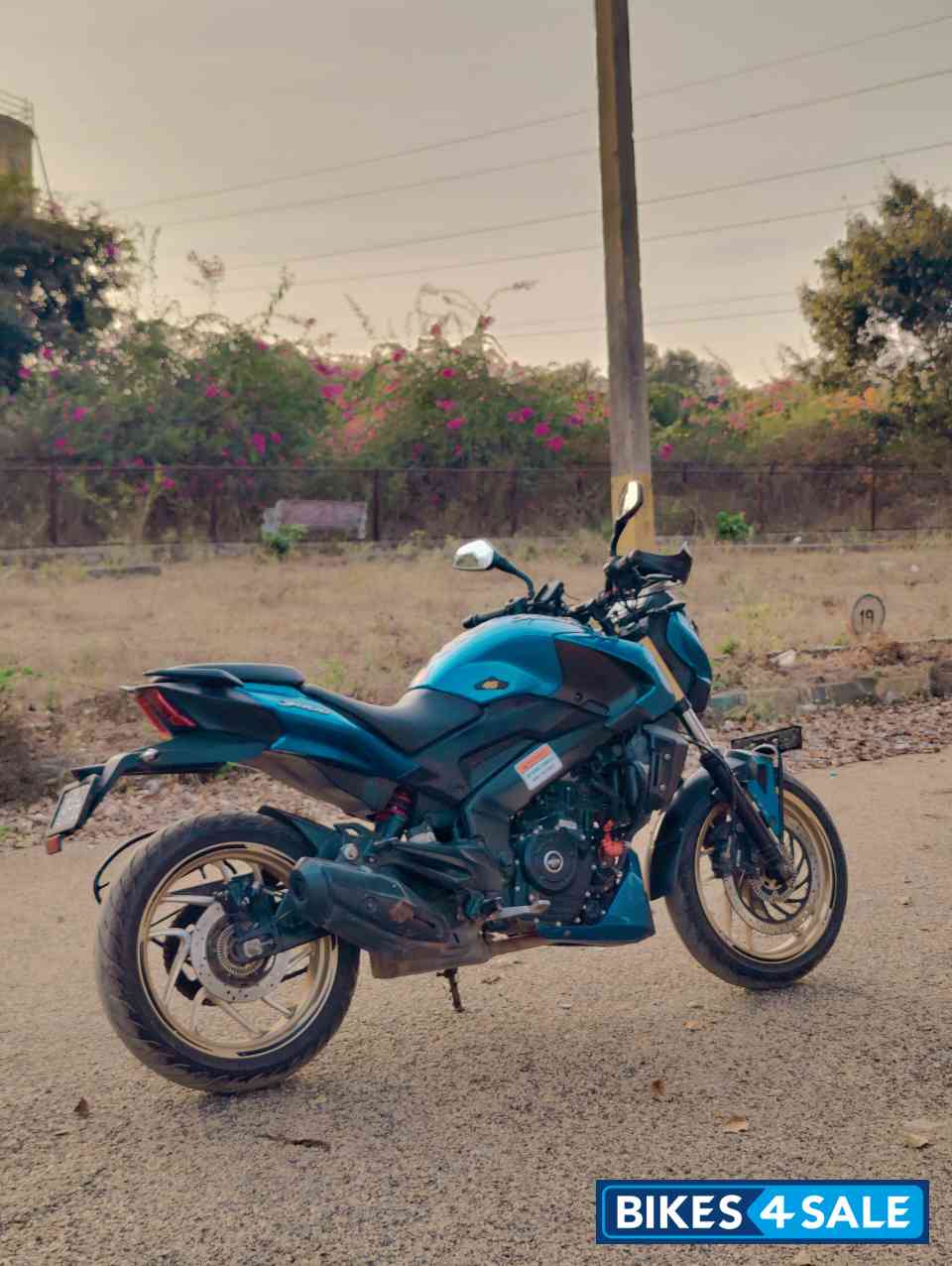 Glacier Blue Bajaj Dominar 400