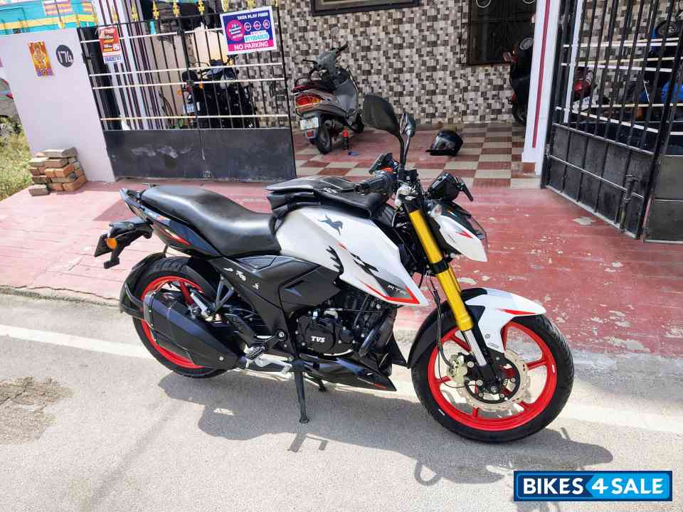 White TVS Apache RTR 160 4V BS6