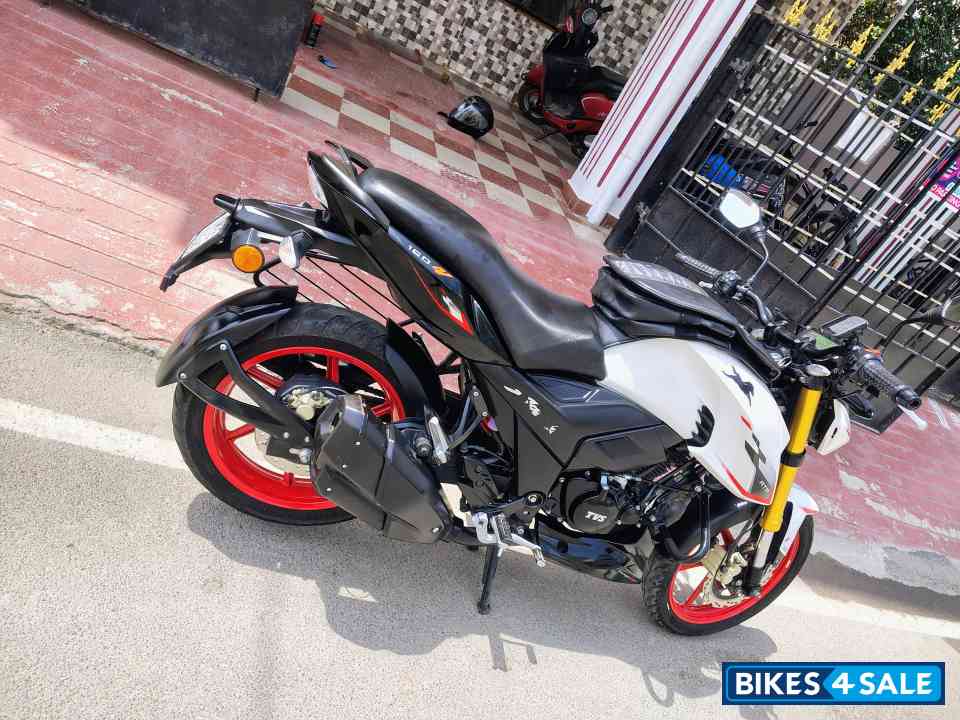 White TVS Apache RTR 160 4V BS6 White TVS Apache RTR 160 4V BS6