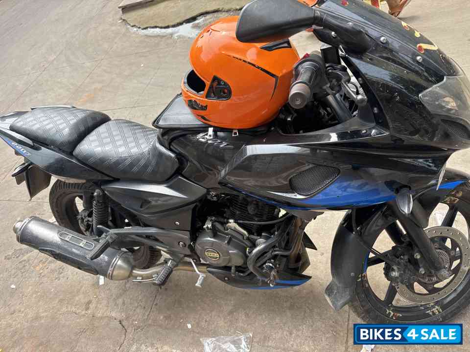 Bajaj Pulsar 220 DTSFi Bajaj Pulsar 220 DTSFi