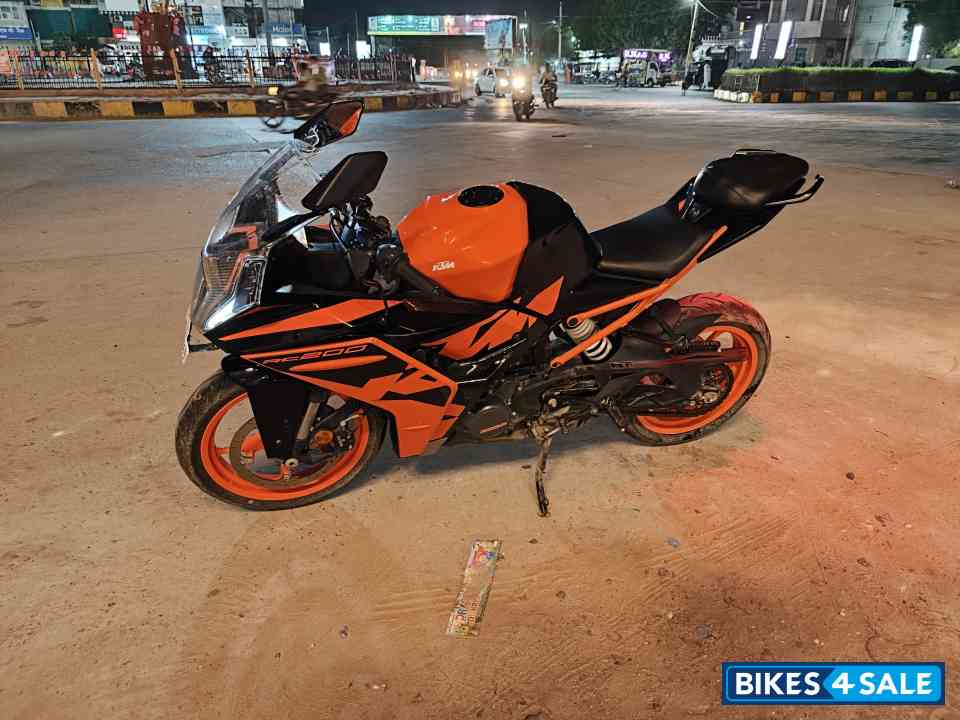 Ebony Black Metallic KTM RC 200 2022