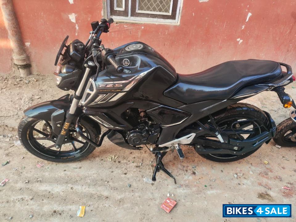 Black Yamaha FZ-S FI V2 Black Yamaha FZ-S FI V2