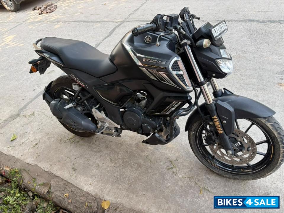 Black Yamaha FZ-S FI V2 Black Yamaha FZ-S FI V2