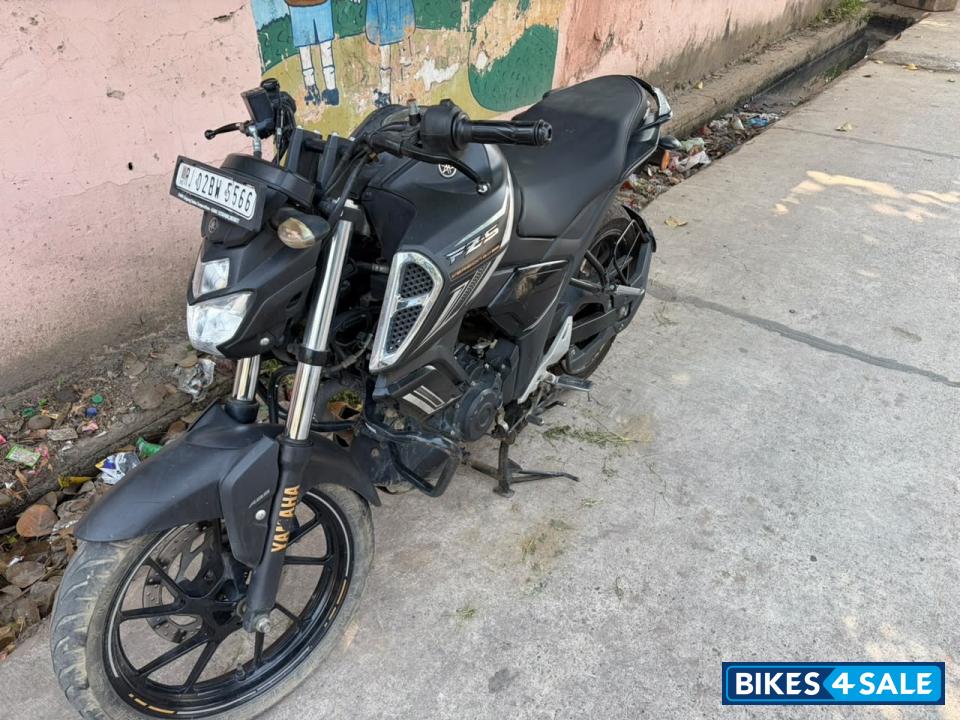Black Yamaha FZ-S FI V2 Black Yamaha FZ-S FI V2