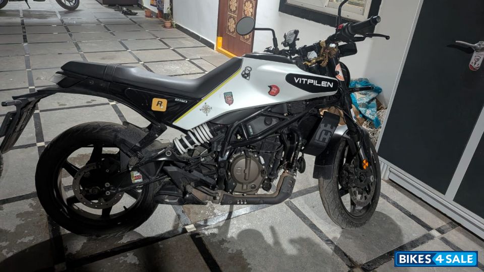 White Husqvarna Vitpilen 250