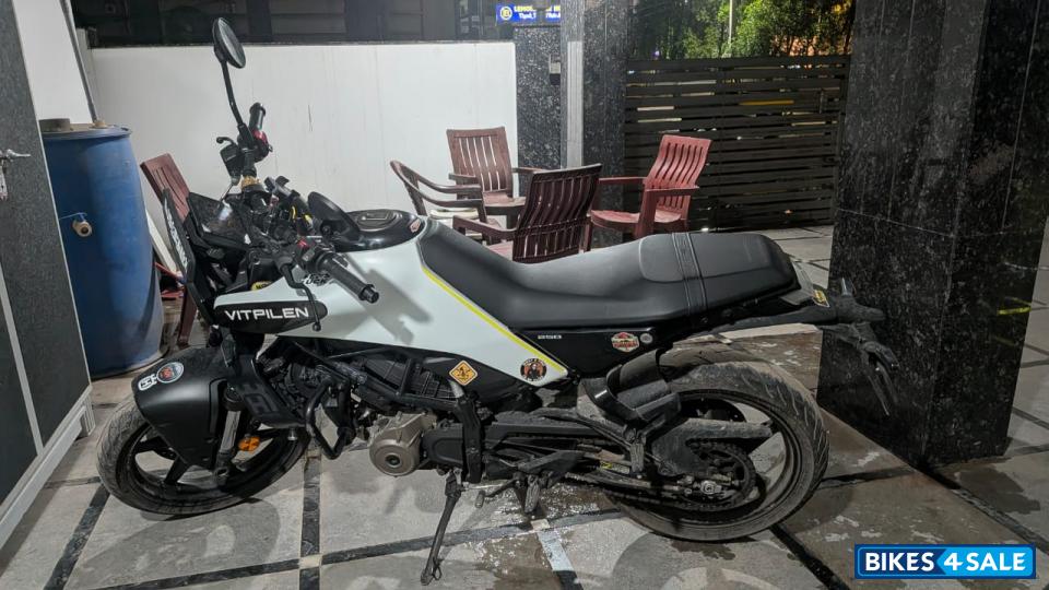 White Husqvarna Vitpilen 250