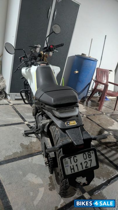 White Husqvarna Vitpilen 250