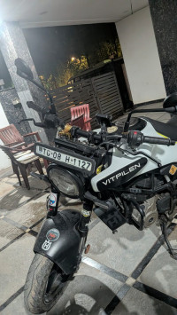 White Husqvarna Vitpilen 250