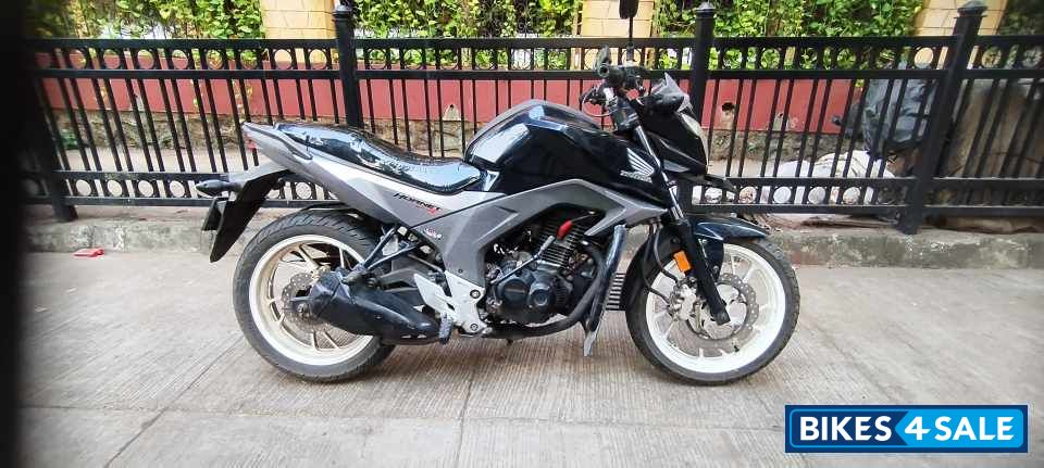 Blue Honda CB Hornet 160R Blue Honda CB Hornet 160R