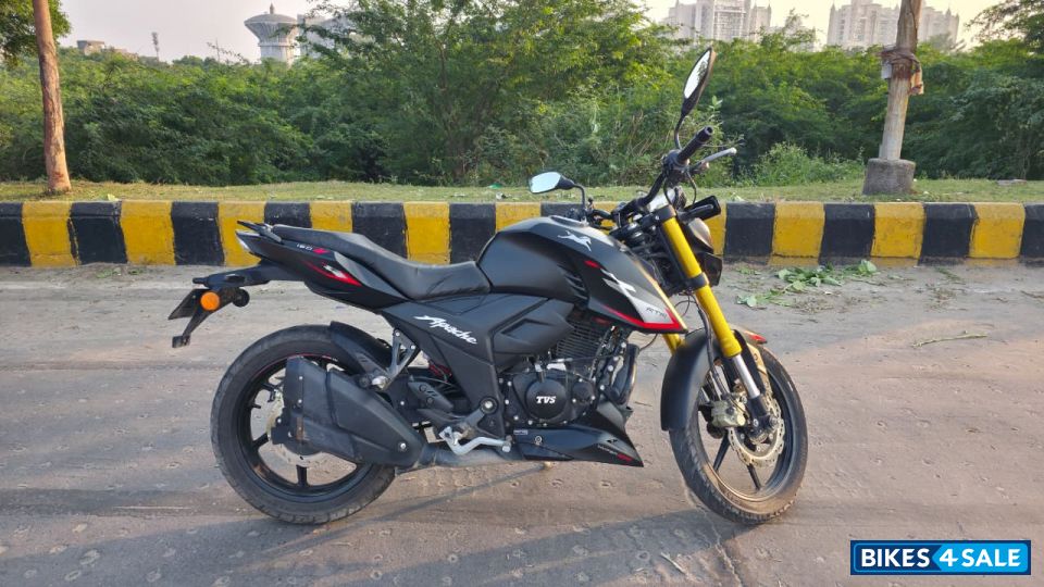 Matt Black TVS Apache RTR 160 4V TFT with Map Mirroring