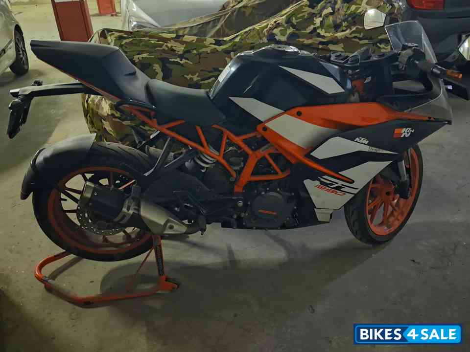 Orange KTM RC 390 Orange KTM RC 390