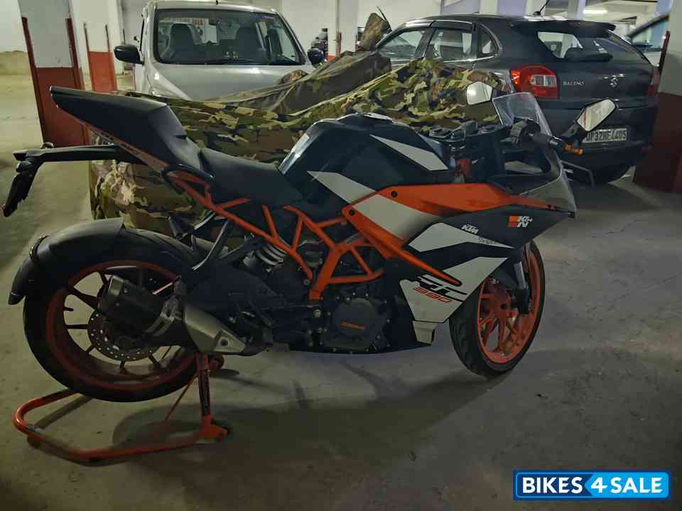 Orange KTM RC 390 Orange KTM RC 390