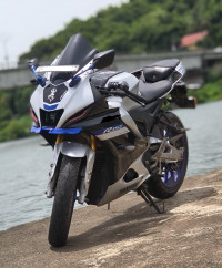 Silver, Black Yamaha R15M