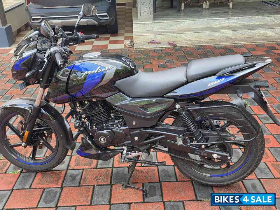 Black Bajaj Pulsar 150 Twin Disc BS6