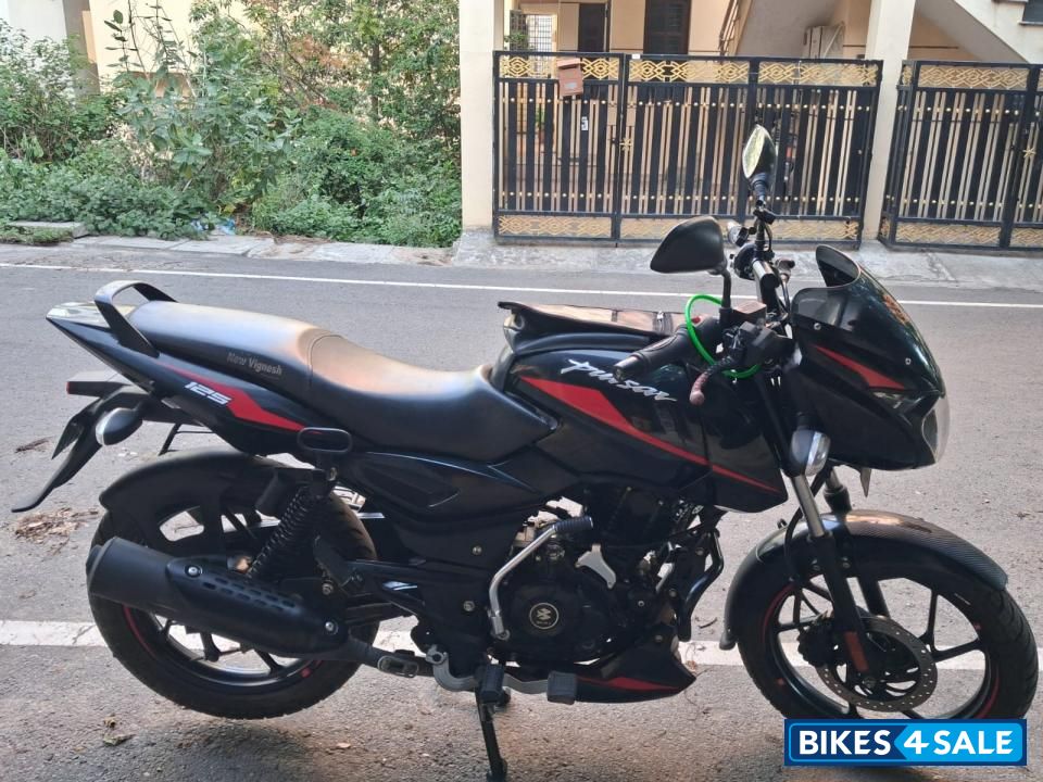 Black Bajaj Pulsar 125 Black Bajaj Pulsar 125