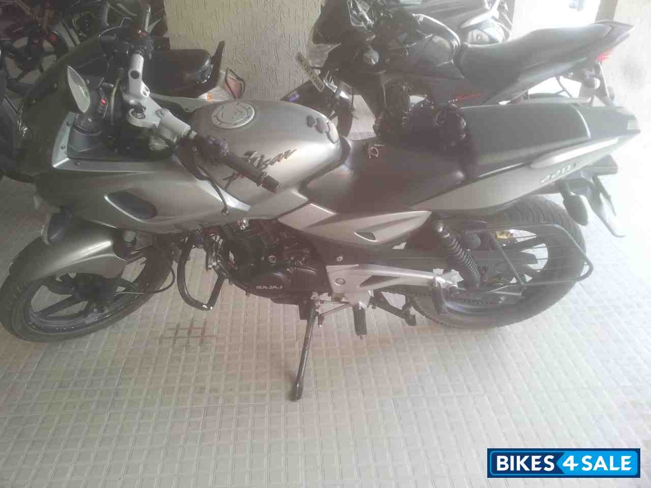 Mist Grey Silver Bajaj Pulsar 220 DTSi