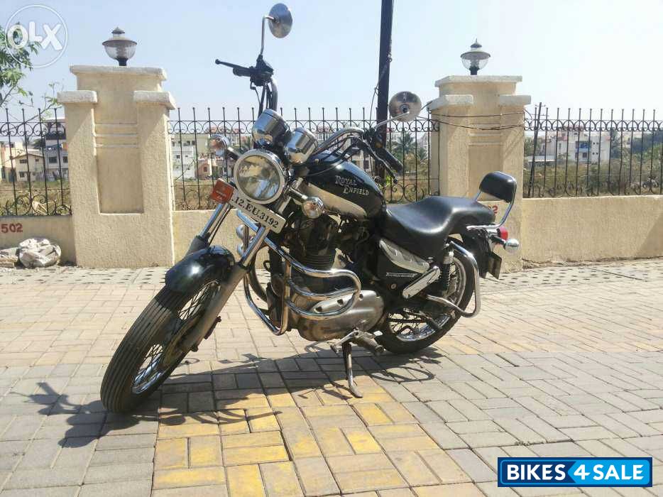 Black Royal Enfield Thunderbird Black Royal Enfield Thunderbird