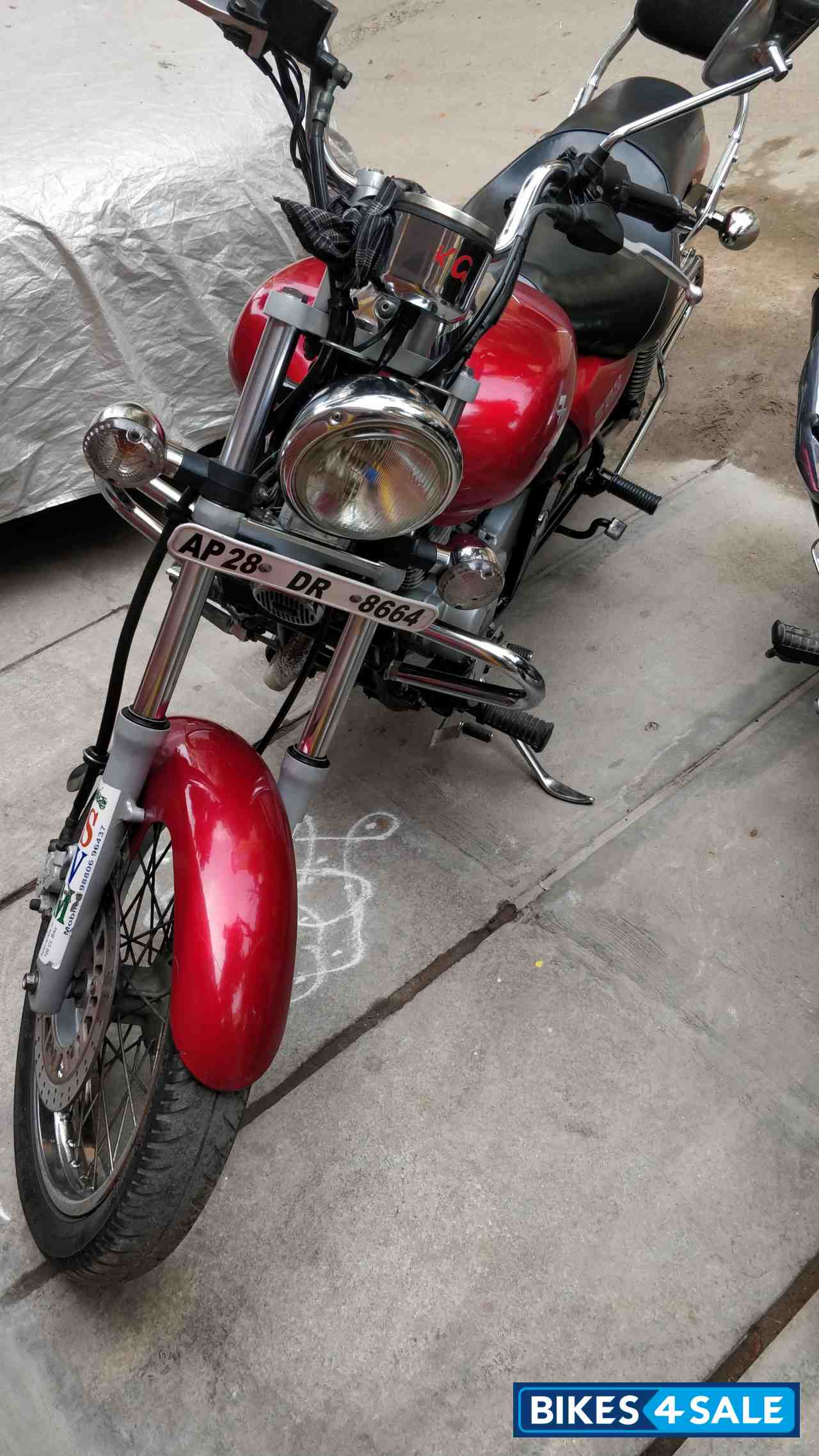 Red Bajaj Avenger 220 DTS-i