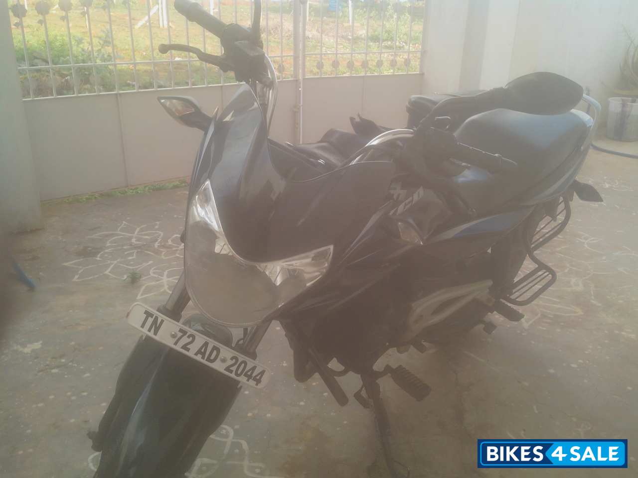 Black+blue Bajaj XCD 135 DTS-Si