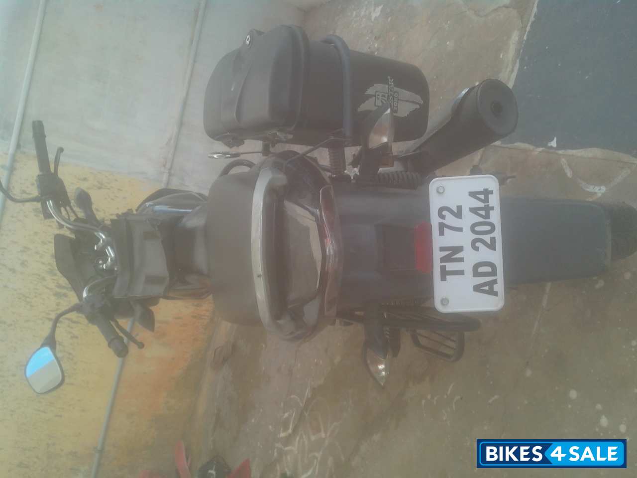 Black+blue Bajaj XCD 135 DTS-Si