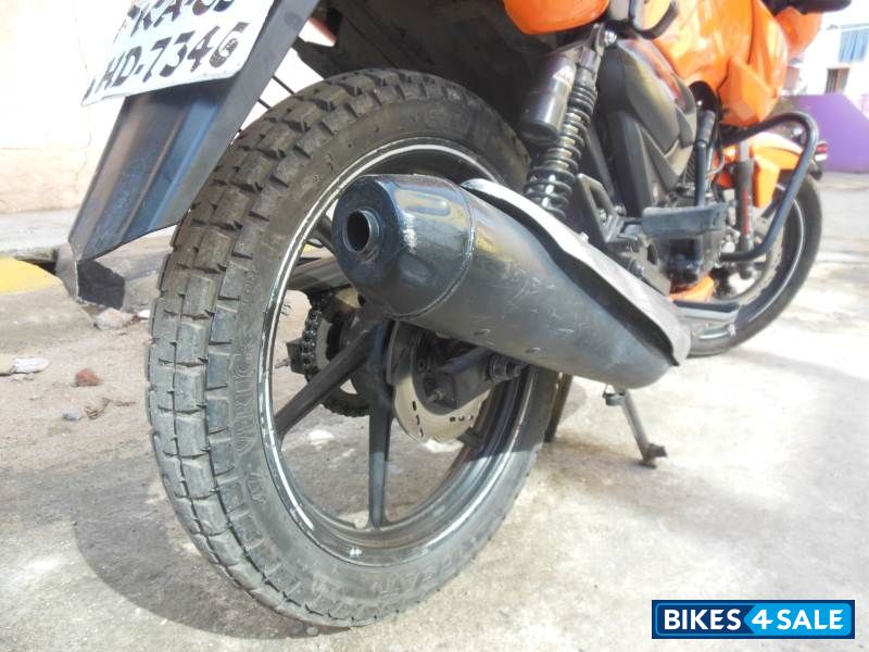 Orang TVS Apache RTR FI 160