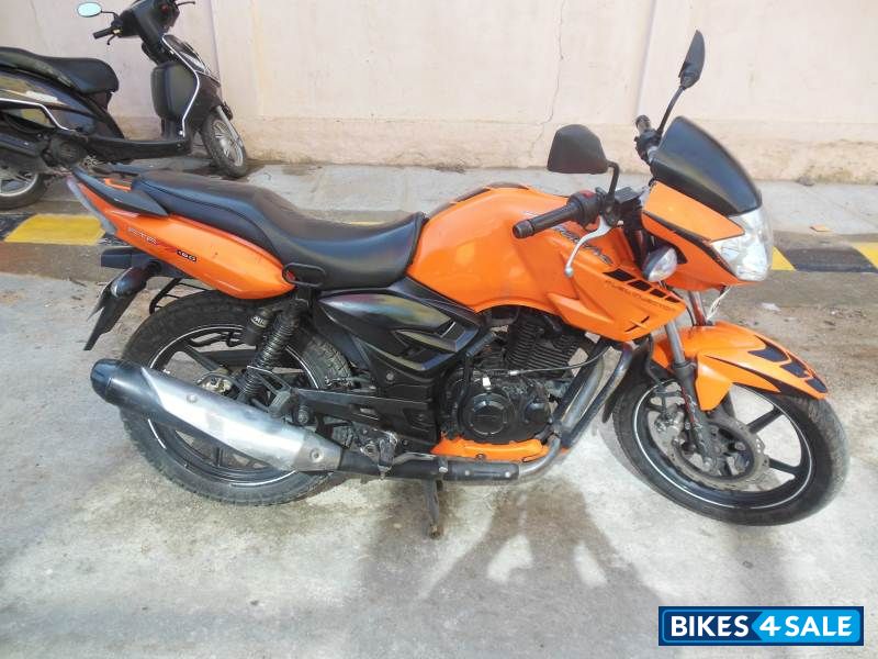 Orang TVS Apache RTR FI 160