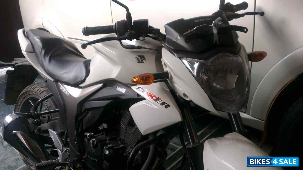 White Suzuki Gixxer 150