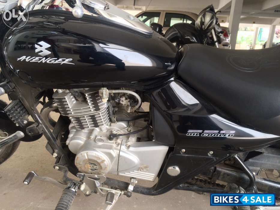 Black Bajaj Avenger 220 DTS-i
