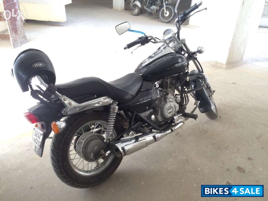Black Bajaj Avenger 220 DTS-i