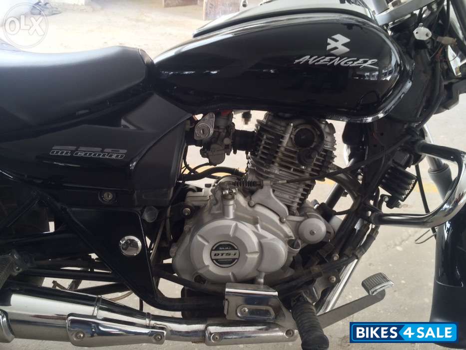 Black Bajaj Avenger 220 DTS-i