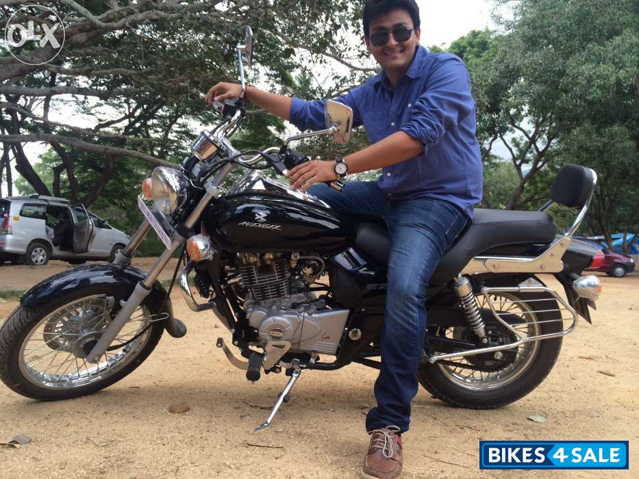 Black Bajaj Avenger 220 DTS-i