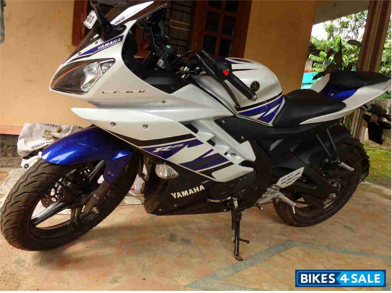 Blue White Yamaha YZF R15 V2
