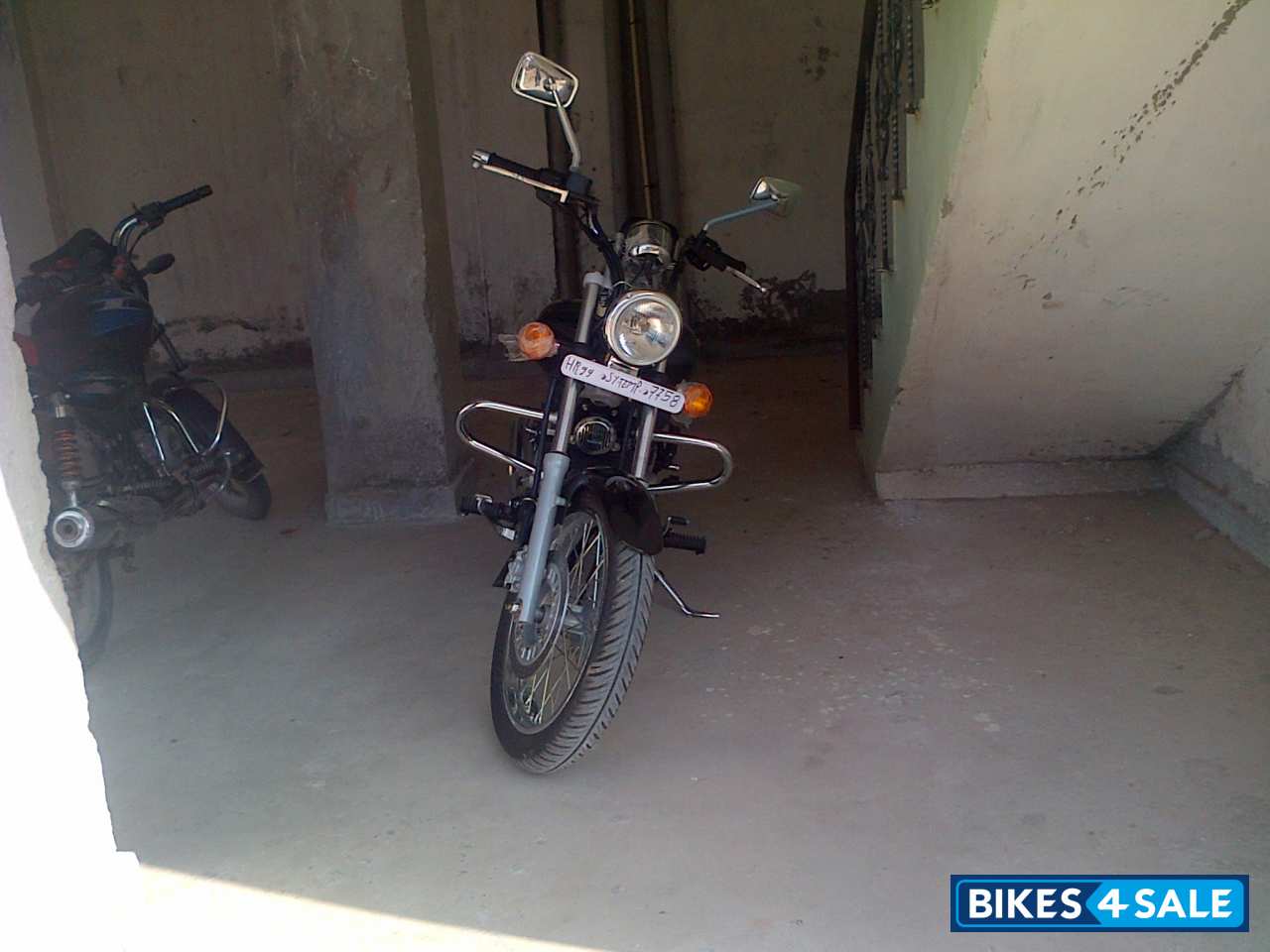 Black Bajaj Avenger 220 DTS-i