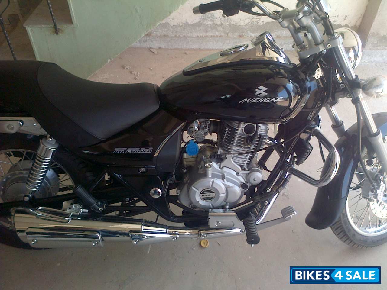 Black Bajaj Avenger 220 DTS-i Black Bajaj Avenger 220 DTS-i