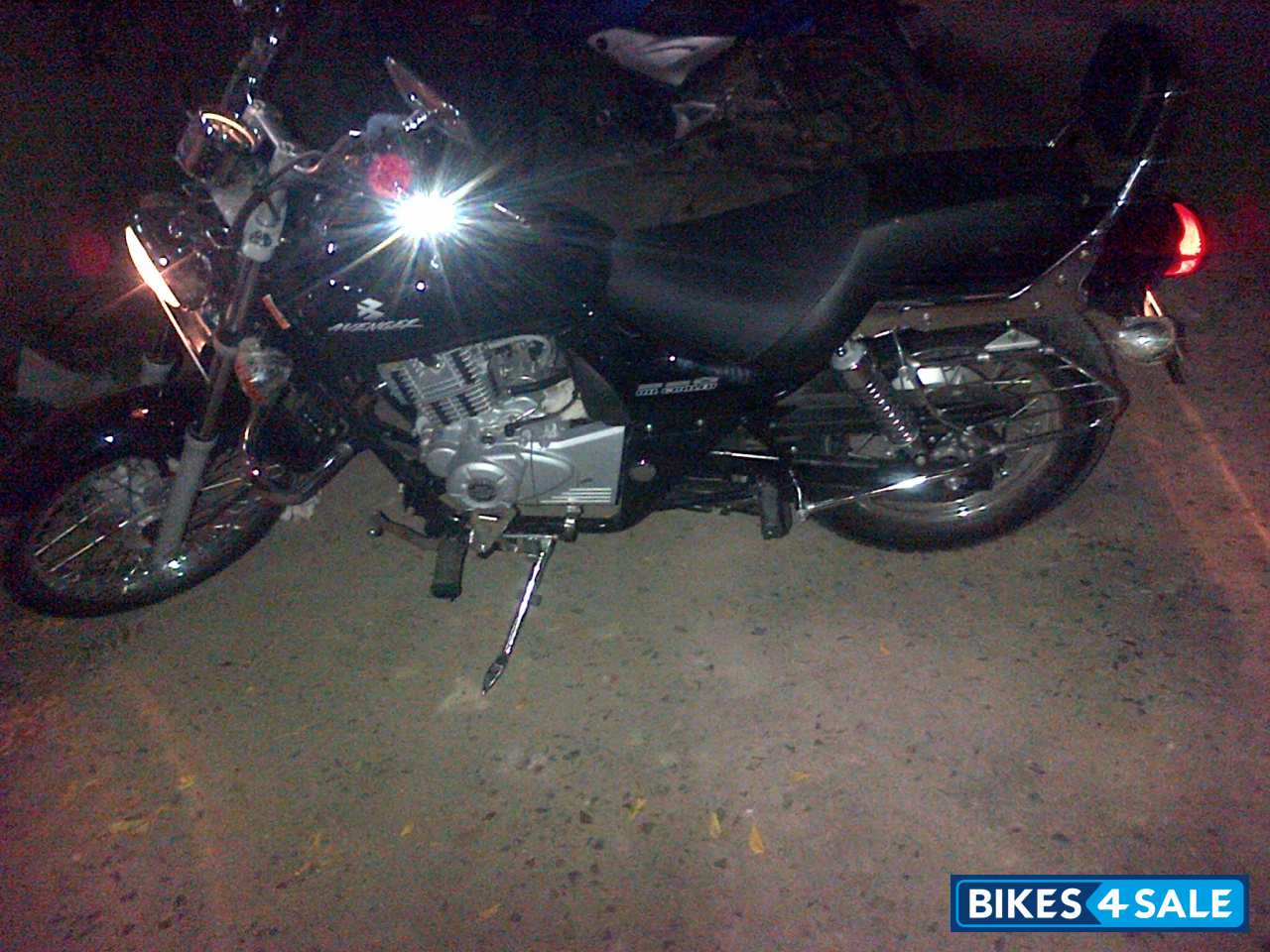 Black Bajaj Avenger 220 DTS-i Black Bajaj Avenger 220 DTS-i
