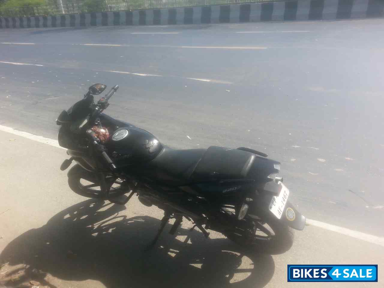 Black Bajaj Pulsar 220 DTSFi