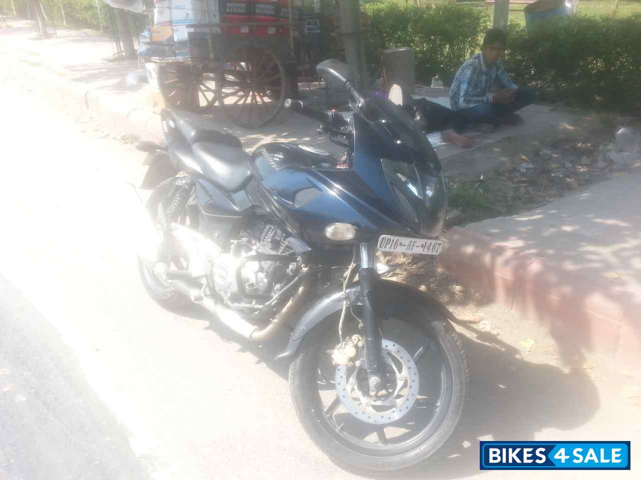 Black Bajaj Pulsar 220 DTSFi